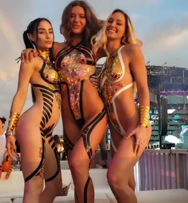 Bikini băng keo - Gợi cảm 'bốc lửa' nhưng không phải ai cũng dám thử Bikini băng keo - Gợi cảm 'bốc lửa' nhưng không phải ai cũng dám thử