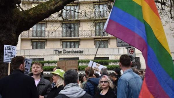 Cộng đồng LGBT tẩy chay tất cả khách sạn thuộc sở hữu của Brunei sau đạo luật tàn nhẫn Sharia Cộng đồng LGBT tẩy chay tất cả khách sạn thuộc sở hữu của Brunei sau đạo luật tàn nhẫn Sharia