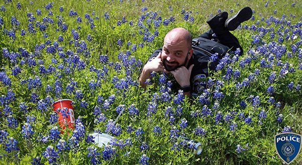 Các anh cảnh sát vui tính ở bang Texas và trào lưu chụp ảnh sương sương trong mùa hoa nở Các anh cảnh sát vui tính ở bang Texas và trào lưu chụp ảnh sương sương trong mùa hoa nở