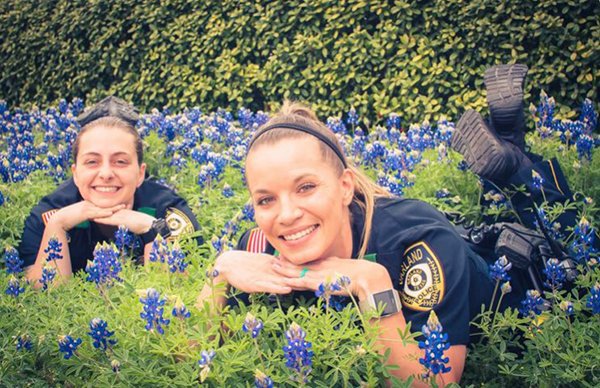 Các anh cảnh sát vui tính ở bang Texas và trào lưu chụp ảnh sương sương trong mùa hoa nở Các anh cảnh sát vui tính ở bang Texas và trào lưu chụp ảnh sương sương trong mùa hoa nở