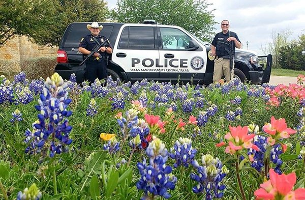 Các anh cảnh sát vui tính ở bang Texas và trào lưu chụp ảnh sương sương trong mùa hoa nở Các anh cảnh sát vui tính ở bang Texas và trào lưu chụp ảnh sương sương trong mùa hoa nở