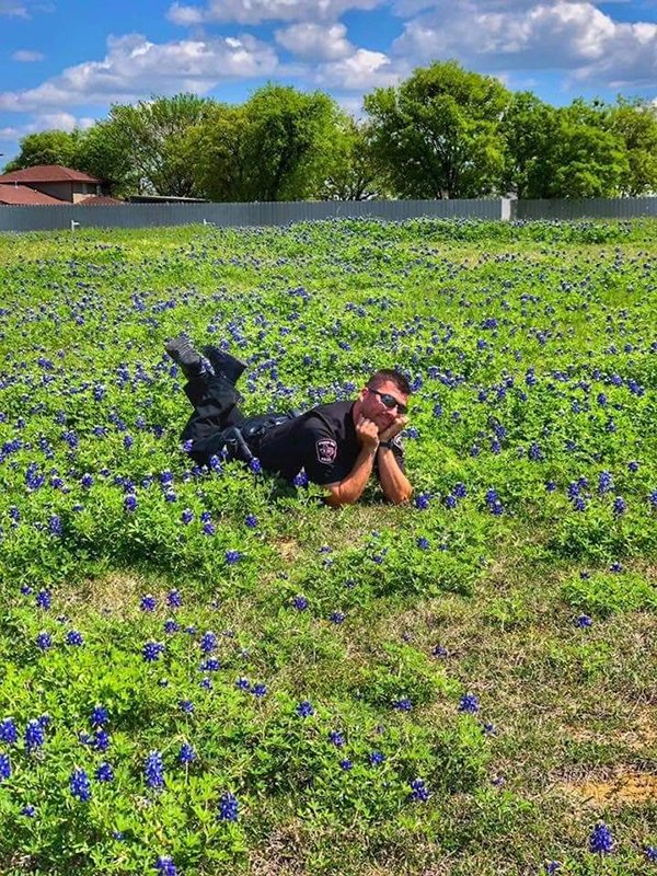 Các anh cảnh sát vui tính ở bang Texas và trào lưu chụp ảnh sương sương trong mùa hoa nở Các anh cảnh sát vui tính ở bang Texas và trào lưu chụp ảnh sương sương trong mùa hoa nở