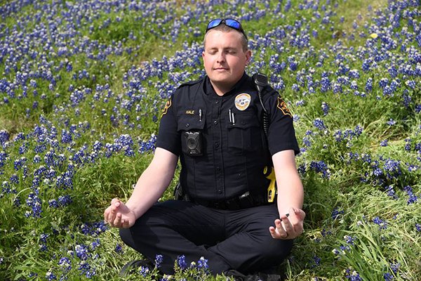 Các anh cảnh sát vui tính ở bang Texas và trào lưu chụp ảnh sương sương trong mùa hoa nở Các anh cảnh sát vui tính ở bang Texas và trào lưu chụp ảnh sương sương trong mùa hoa nở