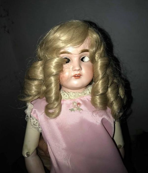 Búp bê creepy 116 tuổi không có tròng mắt bỗng nhiên chớp mắt khi chụp ảnh cùng thợ săn ma Búp bê creepy 116 tuổi không có tròng mắt bỗng nhiên chớp mắt khi chụp ảnh cùng thợ săn ma