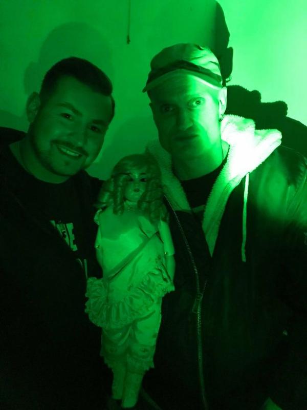 Búp bê creepy 116 tuổi không có tròng mắt bỗng nhiên chớp mắt khi chụp ảnh cùng thợ săn ma Búp bê creepy 116 tuổi không có tròng mắt bỗng nhiên chớp mắt khi chụp ảnh cùng thợ săn ma