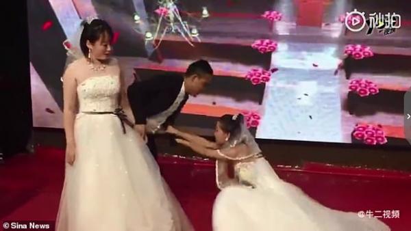 Người yêu cũ mặc áo cưới xông vào níu kéo chú rể quay lại khiến cô dâu giận tím mặt Người yêu cũ mặc áo cưới xông vào níu kéo chú rể quay lại khiến cô dâu giận tím mặt
