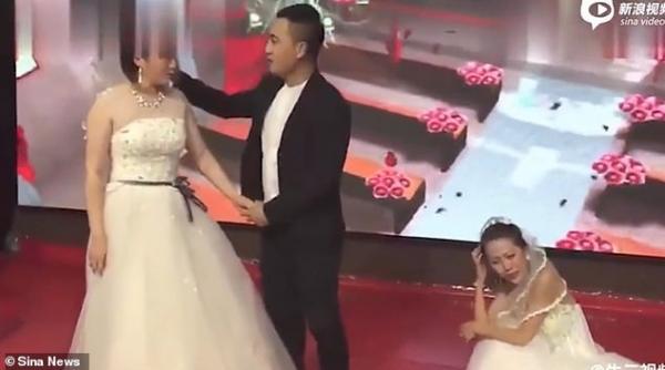 Người yêu cũ mặc áo cưới xông vào níu kéo chú rể quay lại khiến cô dâu giận tím mặt Người yêu cũ mặc áo cưới xông vào níu kéo chú rể quay lại khiến cô dâu giận tím mặt