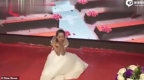 Người yêu cũ mặc áo cưới xông vào níu kéo chú rể quay lại khiến cô dâu giận tím mặt Người yêu cũ mặc áo cưới xông vào níu kéo chú rể quay lại khiến cô dâu giận tím mặt