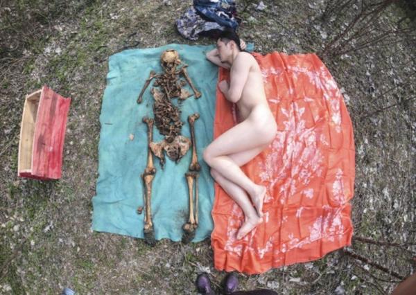 Chàng nghệ sĩ chụp hình nude cùng hài cốt của cha mình nhân tiết Thanh Minh Chàng nghệ sĩ chụp hình nude cùng hài cốt của cha mình nhân tiết Thanh Minh