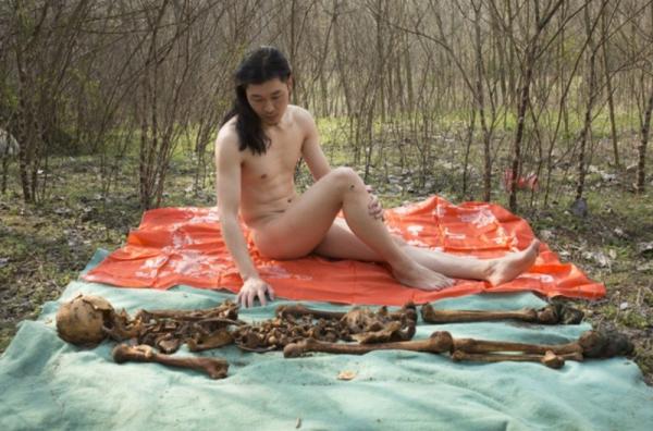 Chàng nghệ sĩ chụp hình nude cùng hài cốt của cha mình nhân tiết Thanh Minh Chàng nghệ sĩ chụp hình nude cùng hài cốt của cha mình nhân tiết Thanh Minh