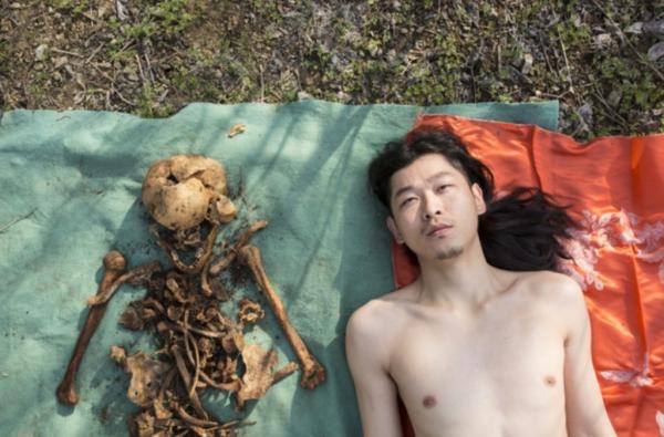 Chàng nghệ sĩ chụp hình nude cùng hài cốt của cha mình nhân tiết Thanh Minh Chàng nghệ sĩ chụp hình nude cùng hài cốt của cha mình nhân tiết Thanh Minh