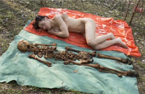 Chàng nghệ sĩ chụp hình nude cùng hài cốt của cha mình nhân tiết Thanh Minh Chàng nghệ sĩ chụp hình nude cùng hài cốt của cha mình nhân tiết Thanh Minh