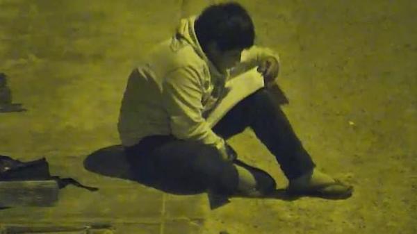 Nhà không đủ tiền lắp đồng hồ điện, cậu bé 12 tuổi phải ngồi trên vỉa hè làm bài tập Nhà không đủ tiền lắp đồng hồ điện, cậu bé 12 tuổi phải ngồi trên vỉa hè làm bài tập