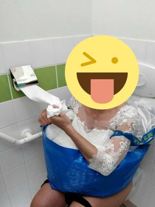 Cô dâu nghĩ ra cách đi vệ sinh 'bá đạo' bằng túi IKEA giúp chị em từ nay nhẹ nhõm khi mặc váy cưới Cô dâu nghĩ ra cách đi vệ sinh 'bá đạo' bằng túi IKEA giúp chị em từ nay nhẹ nhõm khi mặc váy cưới