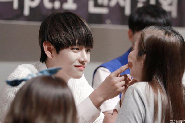 Idol Nhật là bậc thầy fan service: Câu nào cũng như trích ra từ truyện ngôn tình, khiến fan gục ngã Idol Nhật là bậc thầy fan service: Câu nào cũng như trích ra từ truyện ngôn tình, khiến fan gục ngã