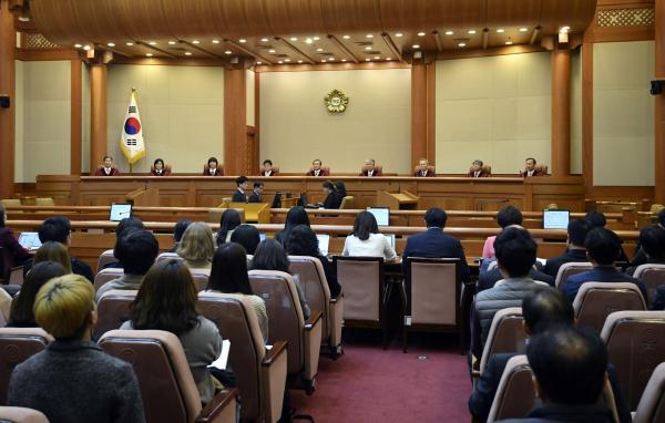 Phụ nữ Hàn Quốc vỡ òa khi Tòa án Hiến pháp bãi bỏ lệnh cấm phá thai sau nhiều thập kỉ Phụ nữ Hàn Quốc vỡ òa khi Tòa án Hiến pháp bãi bỏ lệnh cấm phá thai sau nhiều thập kỉ