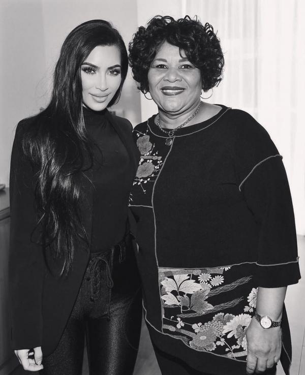 Kim Kardashian West chuẩn bị tham gia kì thi sát hạch và trở thành luật sư trong tương lai Kim Kardashian West chuẩn bị tham gia kì thi sát hạch và trở thành luật sư trong tương lai