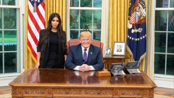 Kim Kardashian West chuẩn bị tham gia kì thi sát hạch và trở thành luật sư trong tương lai Kim Kardashian West chuẩn bị tham gia kì thi sát hạch và trở thành luật sư trong tương lai