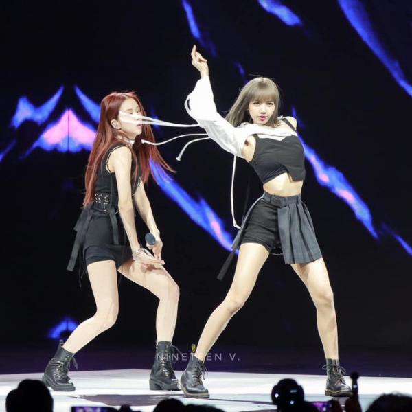 Loạt khoảnh khắc hài hước từ chiếc dây áo rắc rối của Lisa (Black Pink) Loạt khoảnh khắc hài hước từ chiếc dây áo rắc rối của Lisa (Black Pink)
