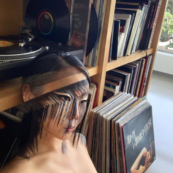 Dain Yoon - 'Thánh trang điểm' ngụy trang bất chấp mọi môi trường Dain Yoon - 'Thánh trang điểm' ngụy trang bất chấp mọi môi trường