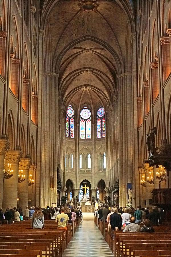 Nhà thờ Đức Bà Paris đang lưu trữ những báu vật và tác phẩm nghệ thuật nào? Nhà thờ Đức Bà Paris đang lưu trữ những báu vật và tác phẩm nghệ thuật nào?