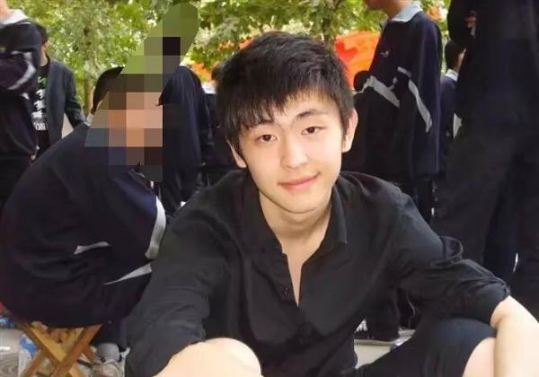 Đặng Luân và độ nổi tiếng thời học sinh: Soái ca học giỏi nhưng lại chẳng động lòng trước ai Đặng Luân và độ nổi tiếng thời học sinh: Soái ca học giỏi nhưng lại chẳng động lòng trước ai