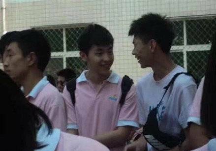 Đặng Luân và độ nổi tiếng thời học sinh: Soái ca học giỏi nhưng lại chẳng động lòng trước ai Đặng Luân và độ nổi tiếng thời học sinh: Soái ca học giỏi nhưng lại chẳng động lòng trước ai