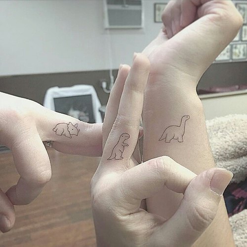 Xăm ngón tay: Trào lưu đang nóng dần trong mùa hè năm nay Xăm ngón tay: Trào lưu đang nóng dần trong mùa hè năm nay