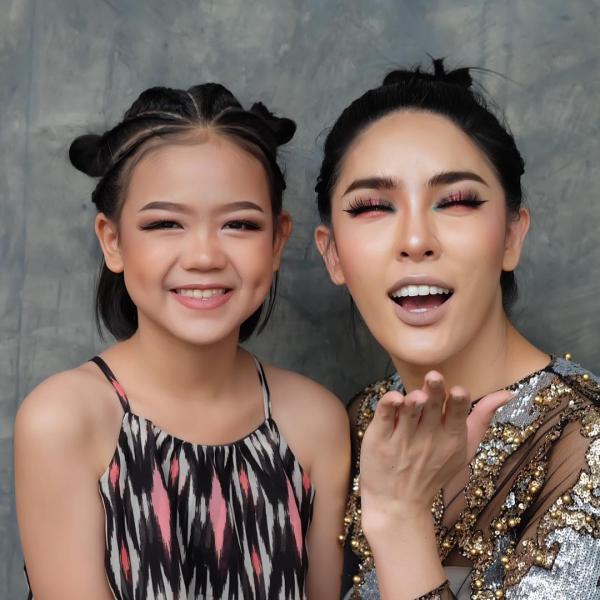 Thần đồng trang điểm 12 tuổi đã có thể tậu một chiếc xe sang làm quà sinh nhật cho mình Thần đồng trang điểm 12 tuổi đã có thể tậu một chiếc xe sang làm quà sinh nhật cho mình