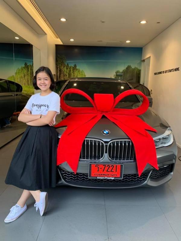 Thần đồng trang điểm 12 tuổi đã có thể tậu một chiếc xe sang làm quà sinh nhật cho mình Thần đồng trang điểm 12 tuổi đã có thể tậu một chiếc xe sang làm quà sinh nhật cho mình