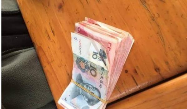 Vườn thú yêu cầu khách không cho động vật ăn tiền giấy vì ai đó đã ném hàng chục triệu vào chuồng hươu cao cổ Vườn thú yêu cầu khách không cho động vật ăn tiền giấy vì ai đó đã ném hàng chục triệu vào chuồng hươu cao cổ