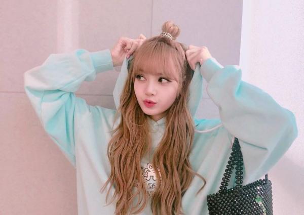 Bí mật lớn của K-Pop: Cách để tóc mái Lisa (BLACKPINK) không xê dịch trong mọi hoàn cảnh đã có lời giải đáp! Bí mật lớn của K-Pop: Cách để tóc mái Lisa (BLACKPINK) không xê dịch trong mọi hoàn cảnh đã có lời giải đáp!