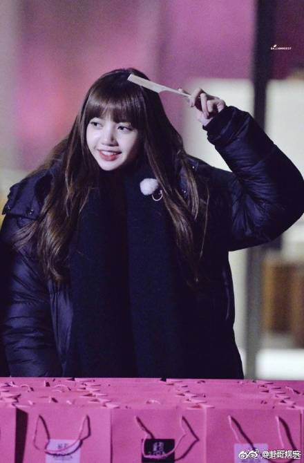 Bí mật lớn của K-Pop: Cách để tóc mái Lisa (BLACKPINK) không xê dịch trong mọi hoàn cảnh đã có lời giải đáp! Bí mật lớn của K-Pop: Cách để tóc mái Lisa (BLACKPINK) không xê dịch trong mọi hoàn cảnh đã có lời giải đáp!