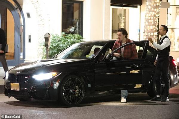 Brooklyn Beckham bật khóc khi cãi nhau với bạn gái ngay trên đường phố, em trai phải dàn xếp giùm Brooklyn Beckham bật khóc khi cãi nhau với bạn gái ngay trên đường phố, em trai phải dàn xếp giùm