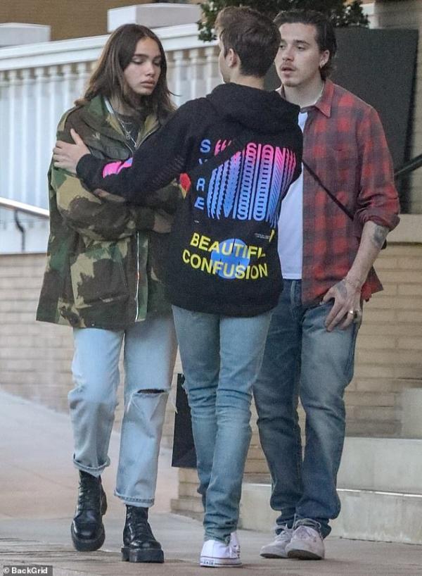 Brooklyn Beckham bật khóc khi cãi nhau với bạn gái ngay trên đường phố, em trai phải dàn xếp giùm Brooklyn Beckham bật khóc khi cãi nhau với bạn gái ngay trên đường phố, em trai phải dàn xếp giùm