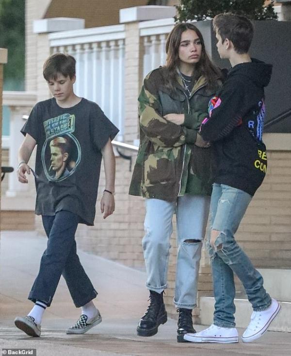 Brooklyn Beckham bật khóc khi cãi nhau với bạn gái ngay trên đường phố, em trai phải dàn xếp giùm Brooklyn Beckham bật khóc khi cãi nhau với bạn gái ngay trên đường phố, em trai phải dàn xếp giùm