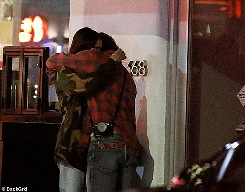 Brooklyn Beckham bật khóc khi cãi nhau với bạn gái ngay trên đường phố, em trai phải dàn xếp giùm Brooklyn Beckham bật khóc khi cãi nhau với bạn gái ngay trên đường phố, em trai phải dàn xếp giùm