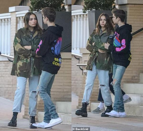 Brooklyn Beckham bật khóc khi cãi nhau với bạn gái ngay trên đường phố, em trai phải dàn xếp giùm Brooklyn Beckham bật khóc khi cãi nhau với bạn gái ngay trên đường phố, em trai phải dàn xếp giùm
