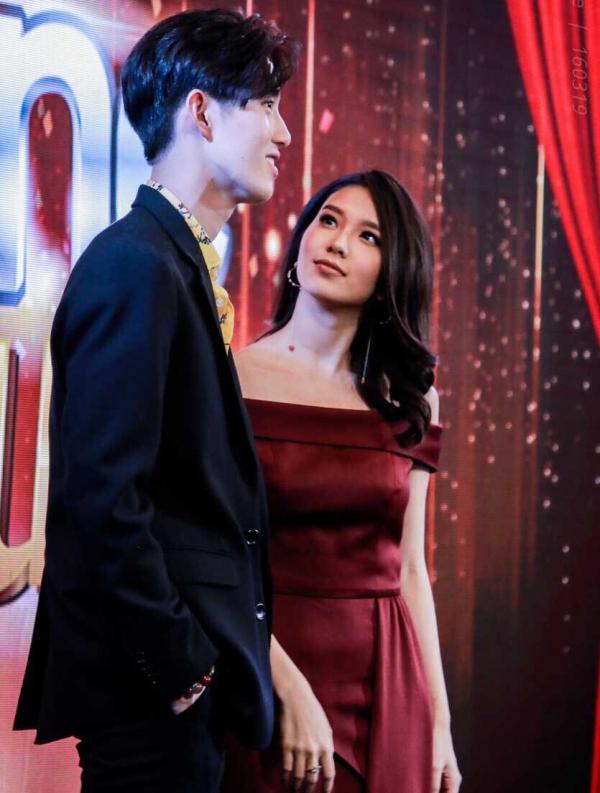 Nữ chính 'Con Tim Sắt Đá': Từ fangirl lẽo đẽo xin chụp hình chung đến người tình màn ảnh của Tor Thanapob Nữ chính 'Con Tim Sắt Đá': Từ fangirl lẽo đẽo xin chụp hình chung đến người tình màn ảnh của Tor Thanapob