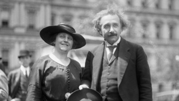 Những điều kiện khắt khe và lạ lùng trong ‘hợp đồng hôn nhân’ của nhà bác học Albert Einstein Những điều kiện khắt khe và lạ lùng trong ‘hợp đồng hôn nhân’ của nhà bác học Albert Einstein