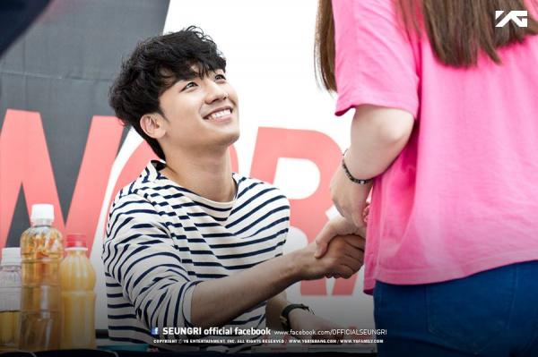 Fangirl tự tay xé nát ảnh Seungri và Choi Jong Hoon trên sóng truyền hình, từ bỏ 10 năm theo idol Fangirl tự tay xé nát ảnh Seungri và Choi Jong Hoon trên sóng truyền hình, từ bỏ 10 năm theo idol