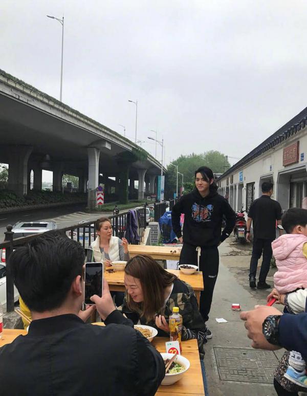 Phản ứng của Ngô Diệc Phàm khi bị fan hỏi: 'Có phải anh cũng không ưa Trương Nghệ Hưng?' Phản ứng của Ngô Diệc Phàm khi bị fan hỏi: 'Có phải anh cũng không ưa Trương Nghệ Hưng?'