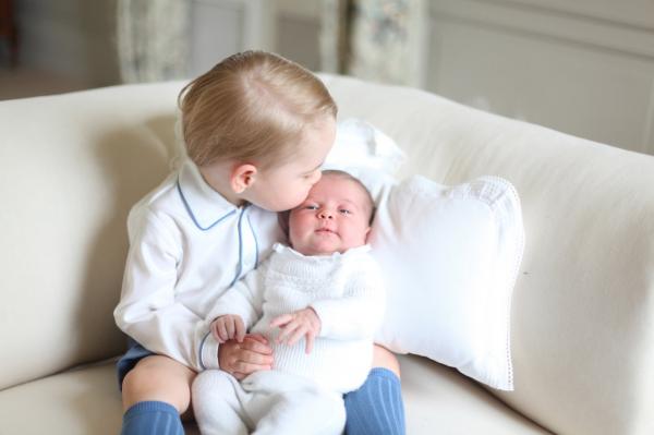 Loạt khoảnh khắc đáng nhớ trong 8 năm làm nên thiên tình sử giữa Hoàng tử William và Kate Middleson Loạt khoảnh khắc đáng nhớ trong 8 năm làm nên thiên tình sử giữa Hoàng tử William và Kate Middleson