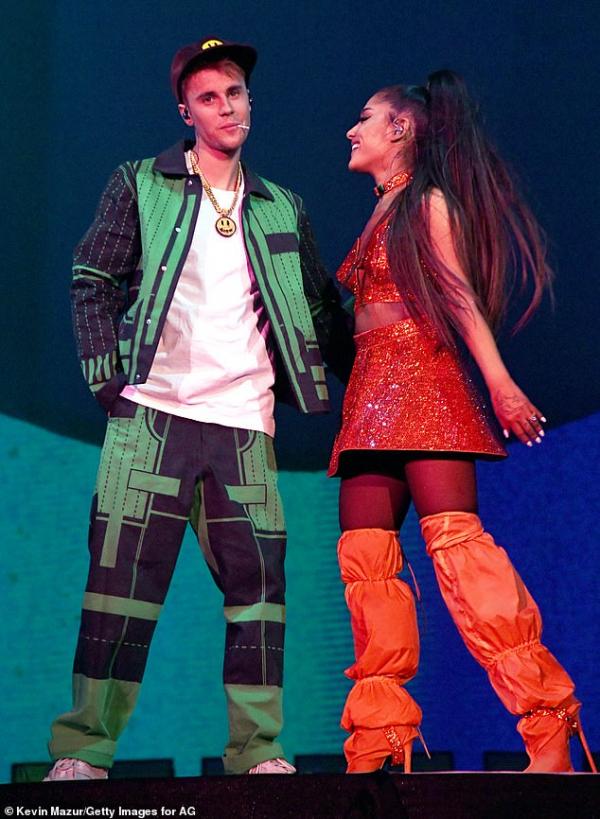 Ariana Grande bị ném chanh vào người khi diễn ở Coachella sau tin đồn được trả cát xê cao hơn Beyoncé Ariana Grande bị ném chanh vào người khi diễn ở Coachella sau tin đồn được trả cát xê cao hơn Beyoncé
