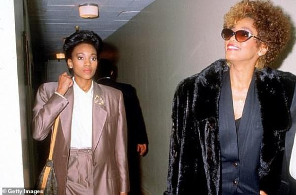 Chuyện tình đồng tính của Whitney Houston lần đầu tiên được tiết lộ trong cuốn tự truyện của người tình Chuyện tình đồng tính của Whitney Houston lần đầu tiên được tiết lộ trong cuốn tự truyện của người tình