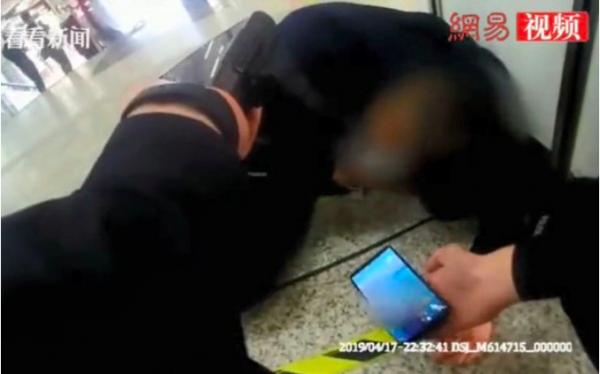 Bị ép phải uống rượu với khách mới có hợp đồng, chàng trai khóc tâm sự áp lực công việc với cảnh sát Bị ép phải uống rượu với khách mới có hợp đồng, chàng trai khóc tâm sự áp lực công việc với cảnh sát