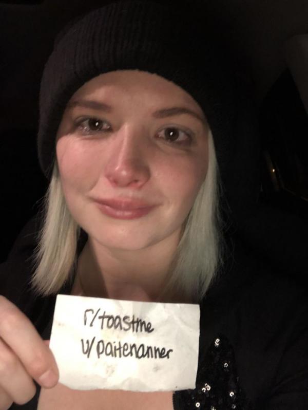 #ToastMe: Trào lưu người lạ động viên lẫn nhau sẽ khiến bạn cảm thấy ấm lòng hơn #ToastMe: Trào lưu người lạ động viên lẫn nhau sẽ khiến bạn cảm thấy ấm lòng hơn