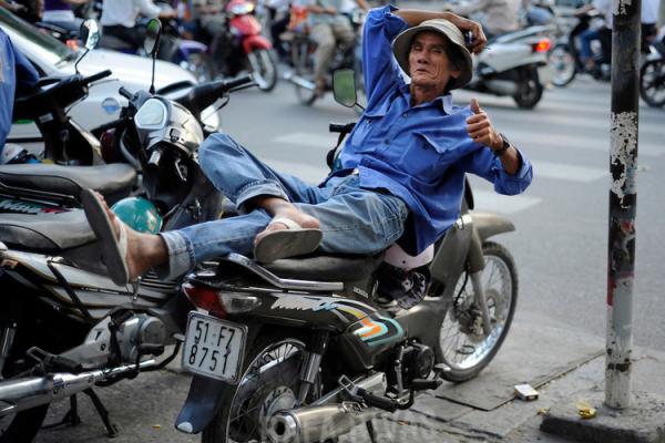 Những bác xe ôm tốt bụng - 'Ông bụt' đời thật của đám sinh viên Những bác xe ôm tốt bụng - 'Ông bụt' đời thật của đám sinh viên
