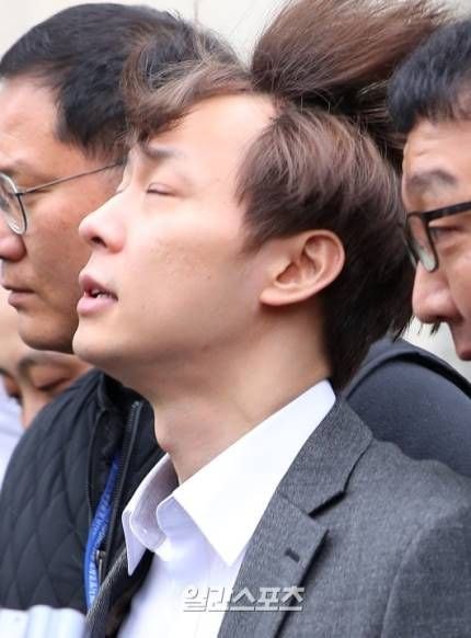 Ngẩng đầu nhìn bầu trời suy tư - vẻ mặt kì lạ của Park Yoochun khi bị còng tay và áp giải ra khỏi sở cảnh sát Ngẩng đầu nhìn bầu trời suy tư - vẻ mặt kì lạ của Park Yoochun khi bị còng tay và áp giải ra khỏi sở cảnh sát