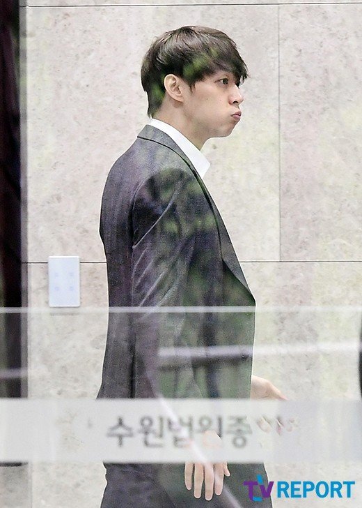 Ngẩng đầu nhìn bầu trời suy tư - vẻ mặt kì lạ của Park Yoochun khi bị còng tay và áp giải ra khỏi sở cảnh sát Ngẩng đầu nhìn bầu trời suy tư - vẻ mặt kì lạ của Park Yoochun khi bị còng tay và áp giải ra khỏi sở cảnh sát